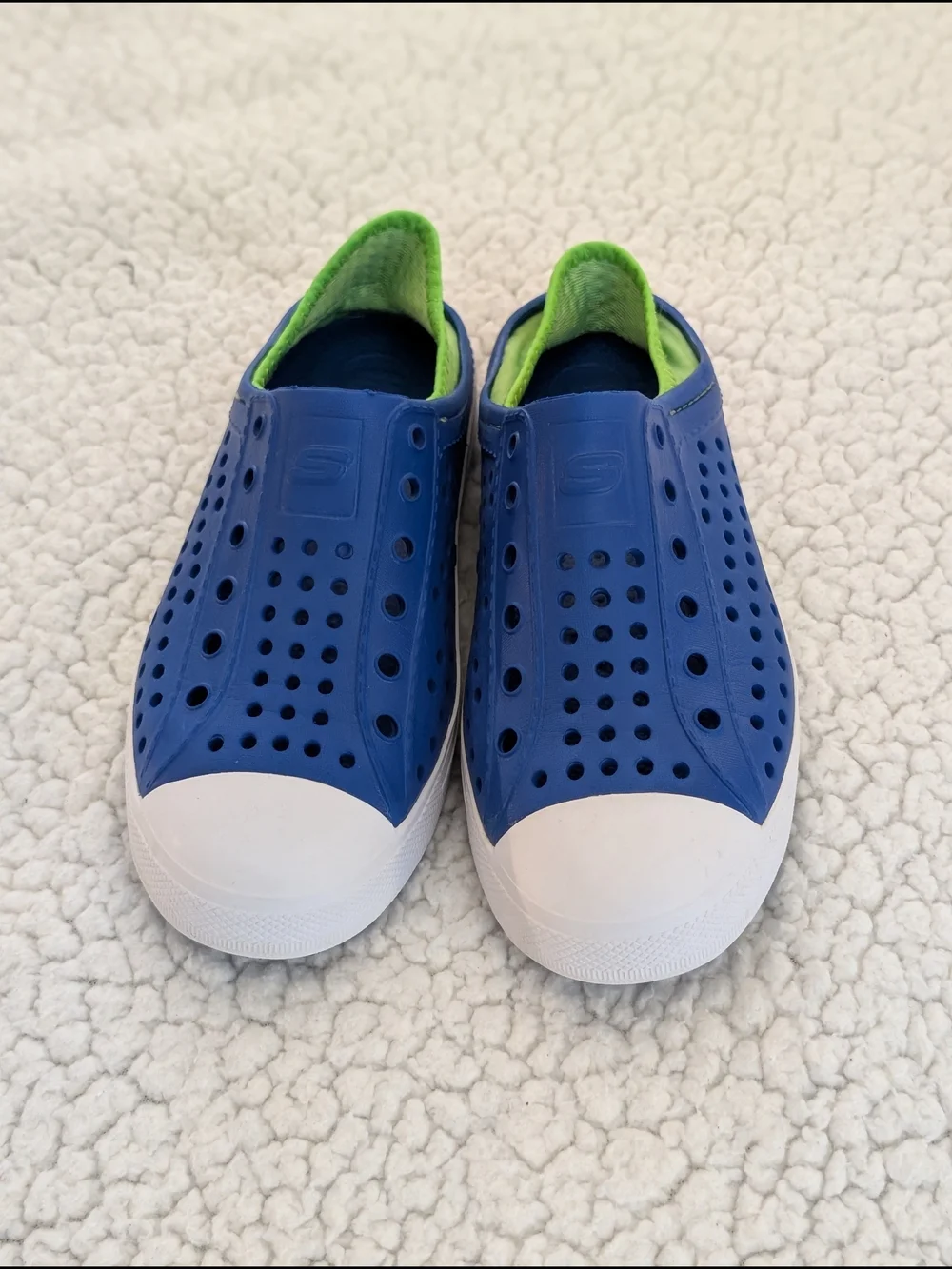Great Condition: Skechers Foamies Guzman Steps Kids 3